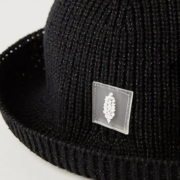 NWT Free People Reflective Bell Beanie in Black - Picture 4 of 6